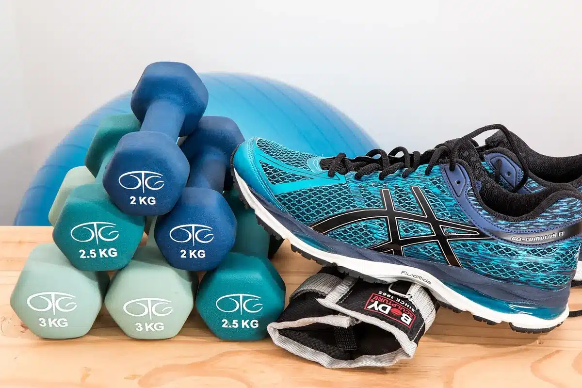 Personne combinant exercices de cardio et renforcement musculaire