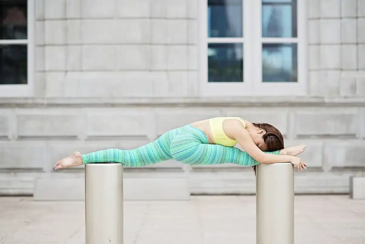 Femme adoptant une posture correcte lors d'un exercice de fitness.