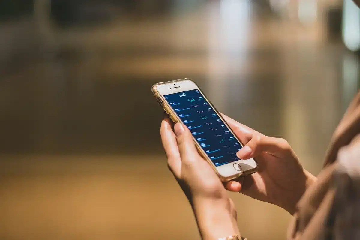 Débutant utilisant une application simple de suivi sur smartphone
