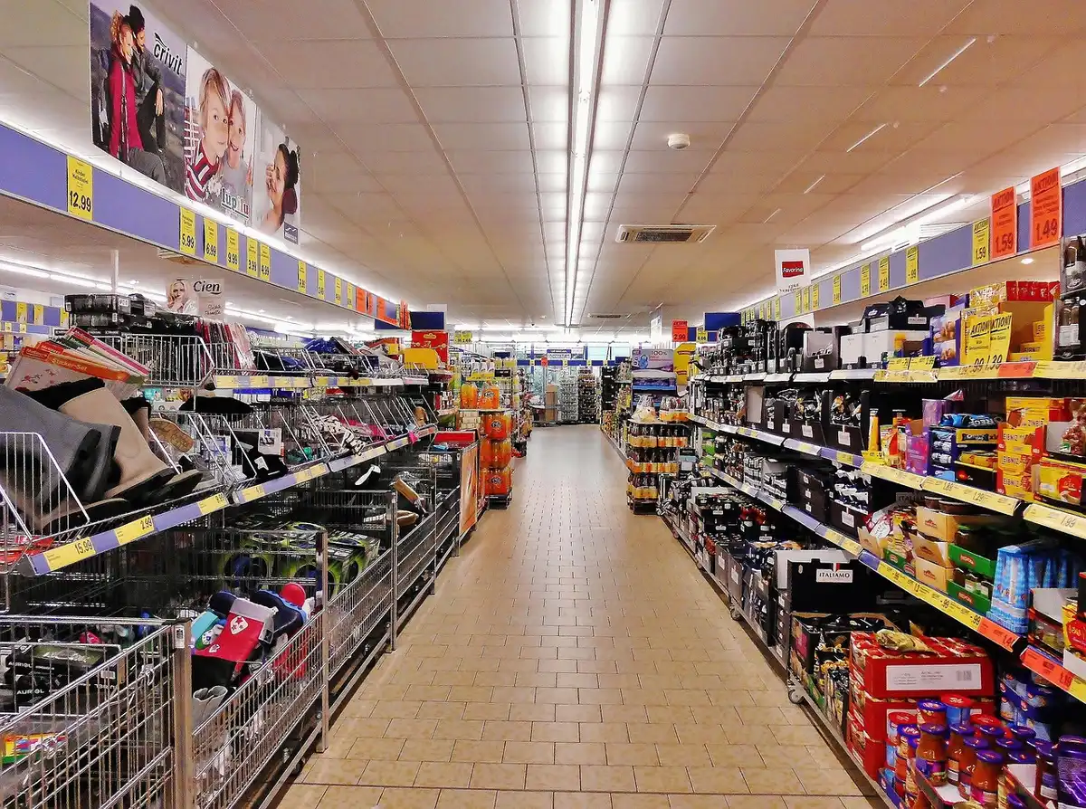 Retrait d'un produit de l'étagère d'un supermarché lors d'une procédure de rappel