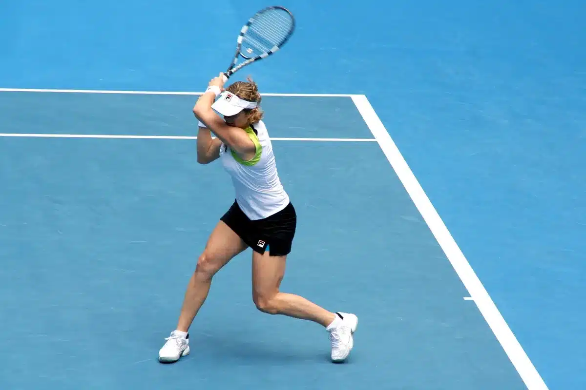 Joueur de tennis expirant au moment de frapper la balle, coordination souffle‑geste