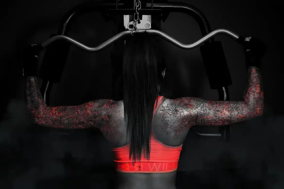 Athlète effectuant un squat à la barre en salle de musculation avec une bonne technique