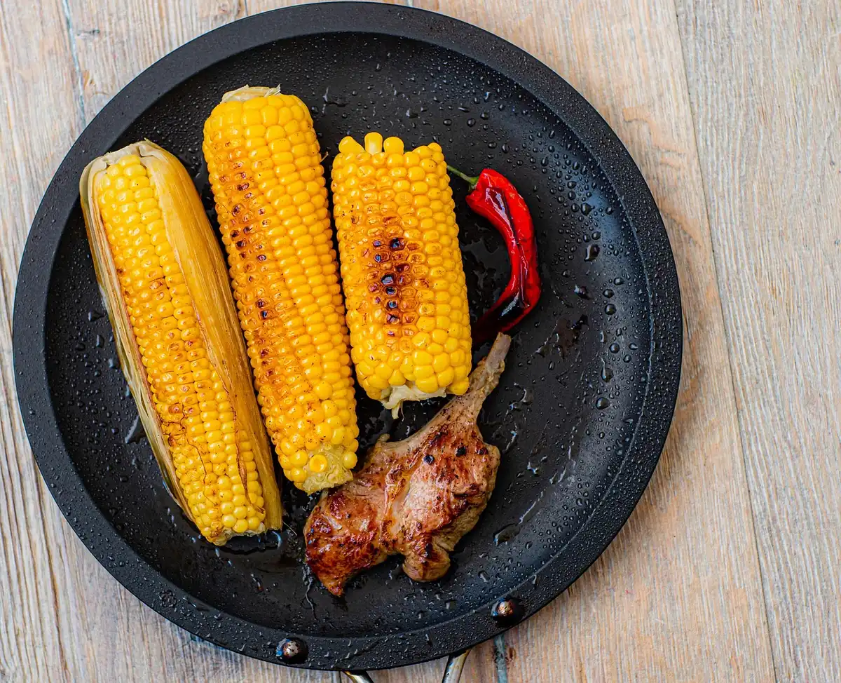Maïs jaune frais préparé dans une cuisine domestique, loin des produits industriels.