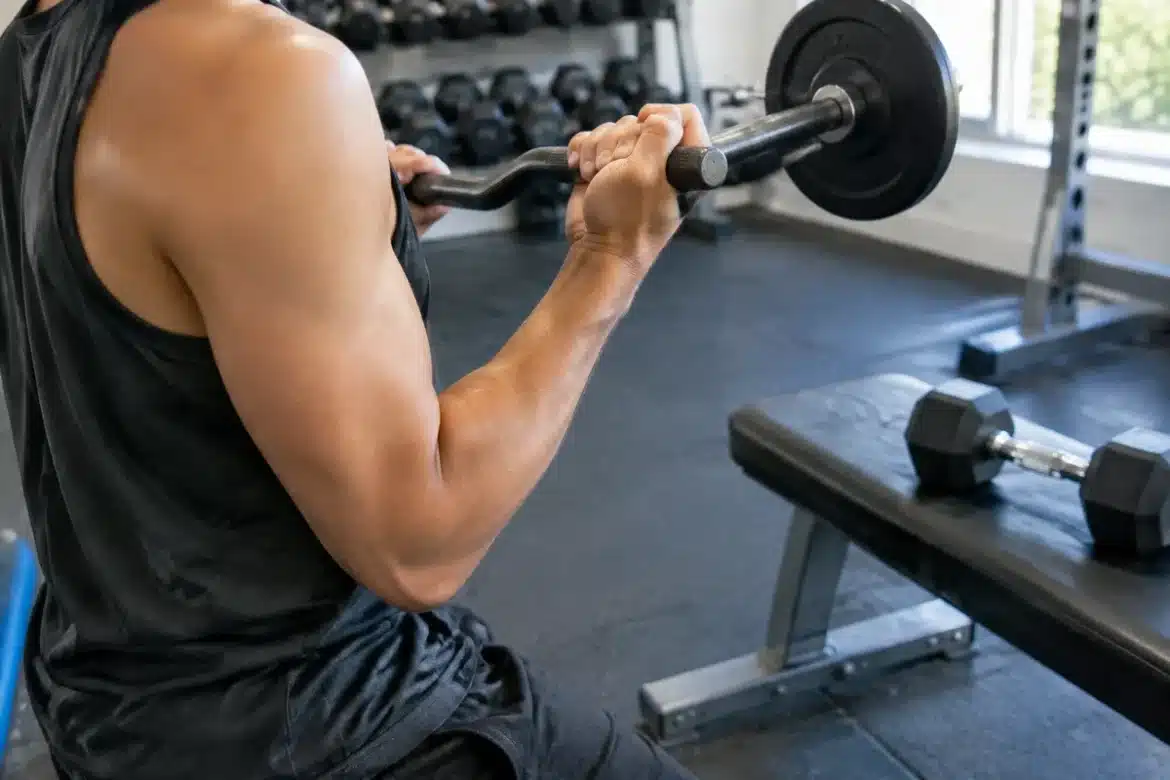 Barre droite, barre EZ ou haltères : quel est le meilleur pour muscler les biceps ?