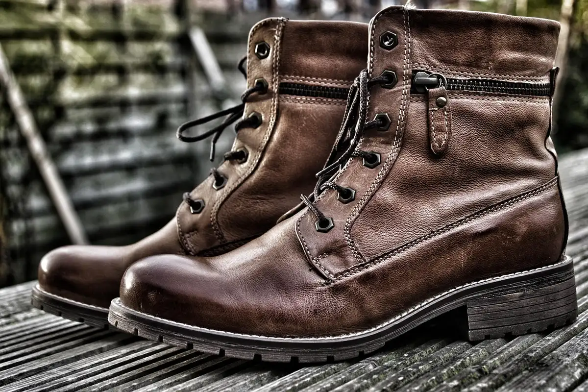 Verre d'eau posé près de chaussures de marche